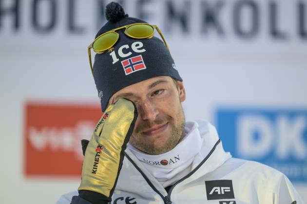 250323 Sturla Holm Laegreid of Norway celebrates with the men™s World Cup trophy after men s 15 km mass start during the IBU World Cup on March 23, 2025 in Oslo. Photo: Mathias Bergeld BILDBYRAN kod MB MB1115 skidskytte biathlon skiskyting världscupen ibu world cup masstart mass start bbeng norge jubel Copyright: MATHIASxBERGELD BB250323MB285