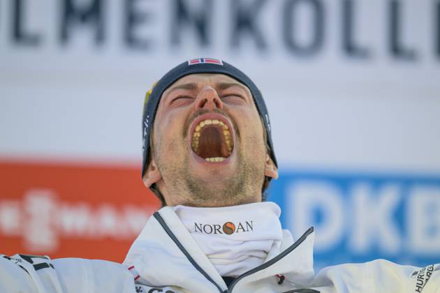 250323 Sturla Holm Laegreid of Norway celebrates with the men™s World Cup trophy after men s 15 km mass start during the IBU World Cup on March 23, 2025 in Oslo. Photo: Mathias Bergeld BILDBYRAN kod MB MB1115 skidskytte biathlon skiskyting världscupen ibu world cup masstart mass start bbeng norge jubel Copyright: MATHIASxBERGELD BB250323MB286