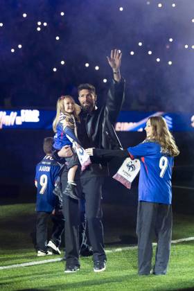 Bilder des Jahres 2025, Sport 03 März Sport Themen der Woche KW12 SPORT Bilder des Tages Olivier Giroud reçoit un hommage au Stade de France avant le match France - Croatie Olivier Giroud, entouré de ses enfants Aria, Aaron, Evan et Jade, reçoit un hommage au Stade de France avant le Quart de finale de la Ligue des Nations de l UEFA 2025 France - Croatie (2-0 tab 5-4) au Stade de France à Saint-Denis, le 23 mars 2025. Cyril Moreau Bestimage Olivier Giroud, surrounded by his children Aria, Aaron, Evan and Jade, receives a tribute at the Stade de France before the 2025 UEFA Nations League Quarter-final France - Croatia (2-0 5-4 on penalty shootout) at the Stade de France in Saint-Denis, on March 23, 2025. Saint-Denis France Copyright: xCYRILxMOREAUx xBESTIMAGExCYRILxMOREAUx xBESTIMAGEx