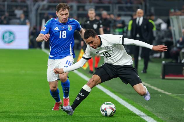 UEFA Nations League - 24 25 - Deutschland - Italien am 23.03.2025 im Signal Iduna Park in Dortmund Jamal Musiala (Deutschland 10) gegen Nicolo Barella (Italien 18)