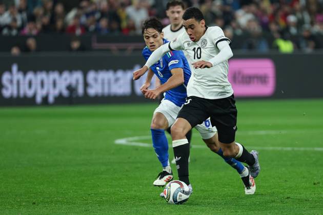 UEFA Nations League - 24 25 - Deutschland - Italien am 23.03.2025 im Signal Iduna Park in Dortmund Jamal Musiala (Deutschland 10) gegen Samuele Ricci (Italien 6)