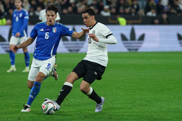 UEFA Nations League - 24 25 - Deutschland - Italien am 23.03.2025 im Signal Iduna Park in Dortmund Jamal Musiala (Deutschland 10) gegen Samuele Ricci (Italien 6)