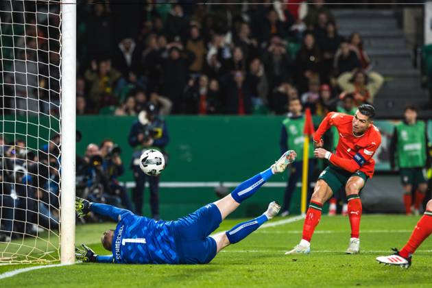 March 23, 2025, Lisbon, Portugal: Cristiano Ronaldo of Portugal (R) and goalkeeper Kasper Schmeichel of Denmark (L) in action during the UEFA Nations League Quarterfinal Leg Two match between Portugal and Denmark at Estadio Jose Alvalade. Lisbon Portugal - ZUMAs197 20250323_aaa_s197_530 Copyright: xHenriquexCasinhasx