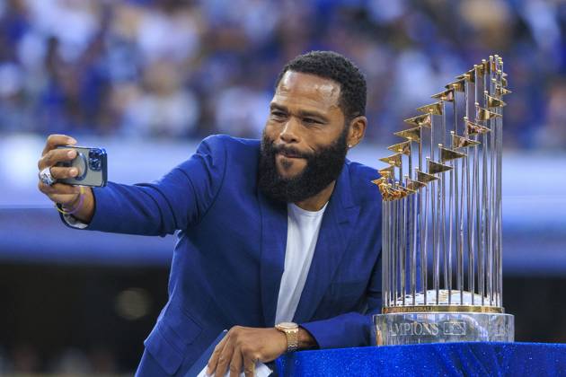 March 28, 2025, Los Angeles, California, USA: Anthony Anderson takes a selfie with the MLB, Baseball Herren, USA Commissioners Trophy during the World Series Ring presentation prior to the MLB regular season game between the Los Angeles Dodgers and the Detroit Tigers on Friday March 28, 2025 at Dodger Stadium in Los Angeles, California. Dodgers defeat Tigers, 8-5. JAVIER ROJAS PI Los Angeles USA - ZUMAp124 20250328_zaa_p124_002 Copyright: xJavierxRojasx