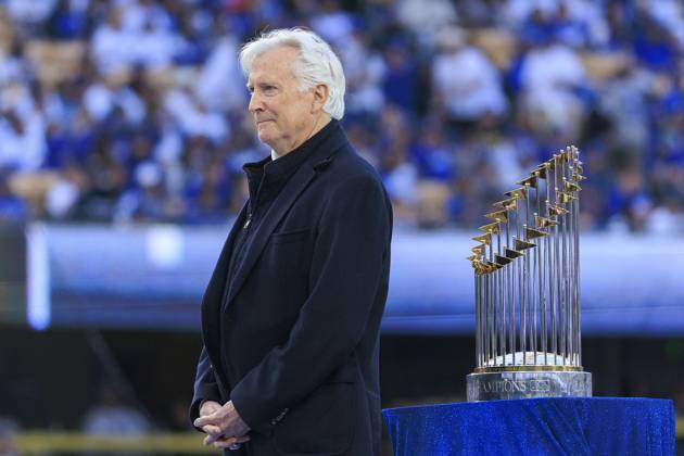 March 28, 2025, Los Angeles, California, USA: Los Angeles Dodgers owner, Mark Walter stands next to the MLB, Baseball Herren, USA Commissioners Trophy during the World Series Ring presentation prior to the MLB regular season game against the Detroit Tigers on Friday March 28, 2025 at Dodger Stadium in Los Angeles, California. Dodgers defeat Tigers, 8-5. JAVIER ROJAS PI Los Angeles USA - ZUMAp124 20250328_zaa_p124_004 Copyright: xJavierxRojasx