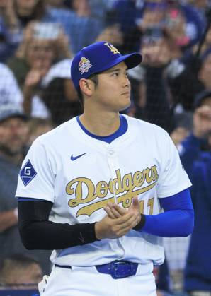 March 28, 2025, Los Angeles, California, USA: Shohei Ohtani 17 is introduced during the World Series Ring presentation prior to the MLB, Baseball Herren, USA regular season game between the Los Angeles Dodgers and the Detroit Tigers on Friday March 28, 2025 at Dodger Stadium in Los Angeles, California. Dodgers defeat Tigers, 8-5. JAVIER ROJAS PI Los Angeles USA - ZUMAp124 20250328_zaa_p124_006 Copyright: xJavierxRojasx