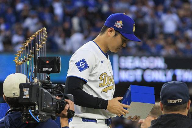 March 28, 2025, Los Angeles, California, USA: Shohei Ohtani 17 receives his ring during the World Series Ring presentation prior to the MLB, Baseball Herren, USA regular season game between the Los Angeles Dodgers and the Detroit Tigers on Friday March 28, 2025 at Dodger Stadium in Los Angeles, California. Dodgers defeat Tigers, 8-5. JAVIER ROJAS PI Los Angeles USA - ZUMAp124 20250328_zaa_p124_010 Copyright: xJavierxRojasx