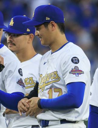 March 28, 2025, Los Angeles, California, USA: Shohei Ohtani 17 holds his ring during the World Series Ring presentation prior to the MLB, Baseball Herren, USA regular season game between the Los Angeles Dodgers and the Detroit Tigers on Friday March 28, 2025 at Dodger Stadium in Los Angeles, California. Dodgers defeat Tigers, 8-5. JAVIER ROJAS PI Los Angeles USA - ZUMAp124 20250328_zaa_p124_011 Copyright: xJavierxRojasx