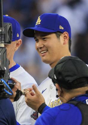 March 28, 2025, Los Angeles, California, USA: Shohei Ohtani 17 holds shows his ring during the World Series Ring presentation prior to the MLB, Baseball Herren, USA regular season game between the Los Angeles Dodgers and the Detroit Tigers on Friday March 28, 2025 at Dodger Stadium in Los Angeles, California. Dodgers defeat Tigers, 8-5. JAVIER ROJAS PI Los Angeles USA - ZUMAp124 20250328_zaa_p124_012 Copyright: xJavierxRojasx