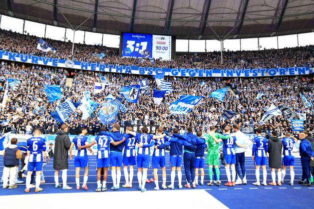 Bilder des Jahres 2025, Sport 03 März Sport Themen der Woche KW13 DEU, DFL, 2. FBL, Hertha BSC vs. Karlsruher SC, 29.03.2025, Berliner Olympiastadion, Berlin, DEU, DFL, 2. FBL, Hertha BSC vs. Karlsruher SC, im Bild Hertha-Spielerkreis, Hertha-BSC Fans DFL - regulations prohibit any use of Photographs as image sequences and or quasi-video Foto: Juergen Engler nordphoto GmbH