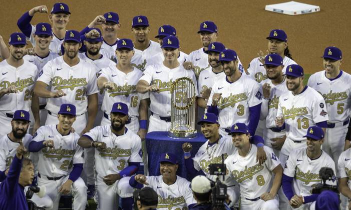 Bilder des Jahres 2025, Sport 03 März Sport Themen der Woche KW13 Sport Bilder des Tages March 29, 2025, Los Angeles: Dodger player pose for photographs after receiving their rings at the World Championship, WM, Weltmeisterschaft ring ceremony before the Dodgers game with the Detroit Tigers at Dodger Stadium in Los Angeles Friday, March 28, 2025. . Los Angeles - ZUMAa60_ 0807961604st Copyright: xArmandoxArorizox