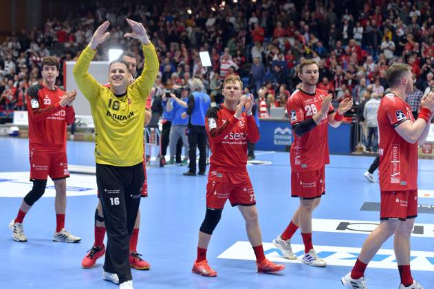 Jubel, Freude nach dem Sieg: Nebojsa Simic (Torwart MT Melsungen 16), Timo Kastening (MT Melsungen 73), Jonathan Svensson (MT Melsungen 28), Elvar Oern Jonsson (MT Melsungen 19) (L-R) , GER, MT Melsungen - THW Kiel, Handball, 1. Bundesliga, 24. Spieltag, Saison 2024 2025, 29.03.2025, GER, MT Melsungen - THW Kiel, Handball, 1. Bundesliga, 24. Spieltag, Saison 2024 2025, 29.03.2025 Kassel Copyright: xEibner-Pressefotox xRolandxSippelx EP_RSL