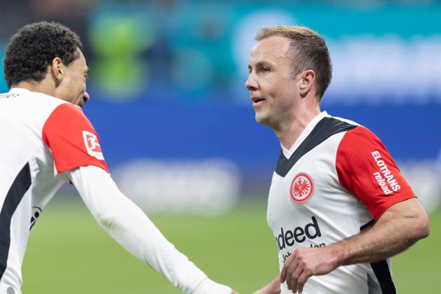 Eintracht Frankfurt - VfB Stuttgart, 1. FBL Mario Götze (Eintracht Frankfurt, 27) freut sich über sein Tor zum 1:0. Links gratuliert Hugo Ekitike (Eintracht Frankfurt, 11). Bundesligaspiel zwischen Eintracht Frankfurt und dem VfB Stuttgart am 29. März 2025 im Deutsche Bank Park in Frankfurt am Main., Frankfurt am Main Hessen Deutschland Deutsche Bank Park