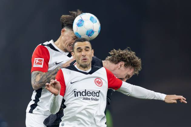 Eintracht Frankfurt - VfB Stuttgart, 1. FBL Robin Koch (Eintracht Frankfurt, 4), Ellyes Skhiri (Eintracht Frankfurt, 15) und Nick Woltemade (Stuttgart, 11) kämpfen um den Ball. Bundesligaspiel zwischen Eintracht Frankfurt und dem VfB Stuttgart am 29. März 2025 im Deutsche Bank Park in Frankfurt am Main., Frankfurt am Main Hessen Deutschland Deutsche Bank Park