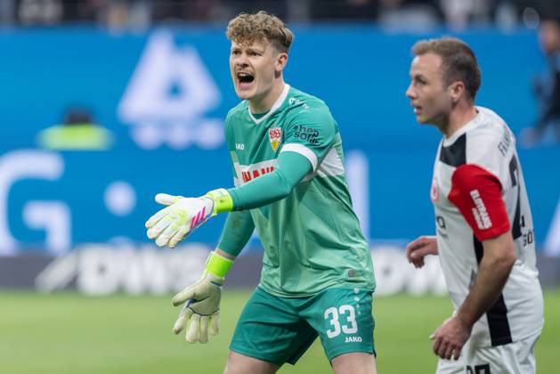 Eintracht Frankfurt - VfB Stuttgart, 1. FBL Torwart Alexander Nübel Nuebel Nubel (Stuttgart, 33), rechts Mario Götze (Eintracht Frankfurt, 27). Bundesligaspiel zwischen Eintracht Frankfurt und dem VfB Stuttgart am 29. März 2025 im Deutsche Bank Park in Frankfurt am Main., Frankfurt am Main Hessen Deutschland Deutsche Bank Park