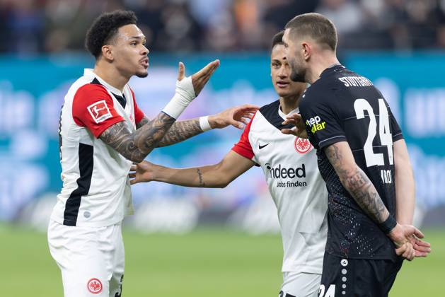 Eintracht Frankfurt - VfB Stuttgart, 1. FBL Nach dem Abpfiff geraten Nnamdi Collins (Eintracht Frankfurt, 34) und Jeff Chabot (Stuttgart, 24) aneinander. Lucas Silva Melo, Tuta (Eintracht Frankfurt, 35) versucht zu schlichten. Bundesligaspiel zwischen Eintracht Frankfurt und dem VfB Stuttgart am 29. März 2025 im Deutsche Bank Park in Frankfurt am Main., Frankfurt am Main Hessen Deutschland Deutsche Bank Park