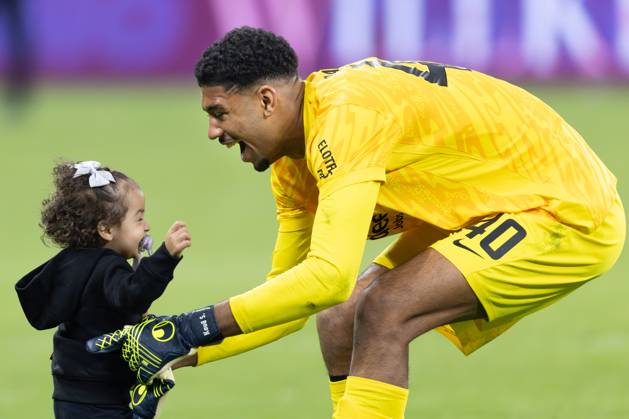 Eintracht Frankfurt - VfB Stuttgart, 1. FBL Torwart Kaua Morais Viera dos Santos, Kaua Santos (Eintracht Frankfurt, 40) mit Tochter Luisa. Bundesligaspiel zwischen Eintracht Frankfurt und dem VfB Stuttgart am 29. März 2025 im Deutsche Bank Park in Frankfurt am Main., Frankfurt am Main Hessen Deutschland Deutsche Bank Park