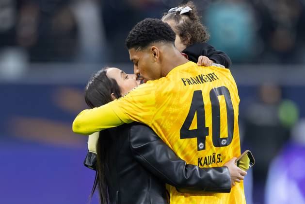 Eintracht Frankfurt - VfB Stuttgart, 1. FBL Torwart Kaua Morais Viera dos Santos, Kaua Santos (Eintracht Frankfurt, 40) mit Frau Marya und Töchterchen Luisa. Bundesligaspiel zwischen Eintracht Frankfurt und dem VfB Stuttgart am 29. März 2025 im Deutsche Bank Park in Frankfurt am Main., Frankfurt am Main Hessen Deutschland Deutsche Bank Park