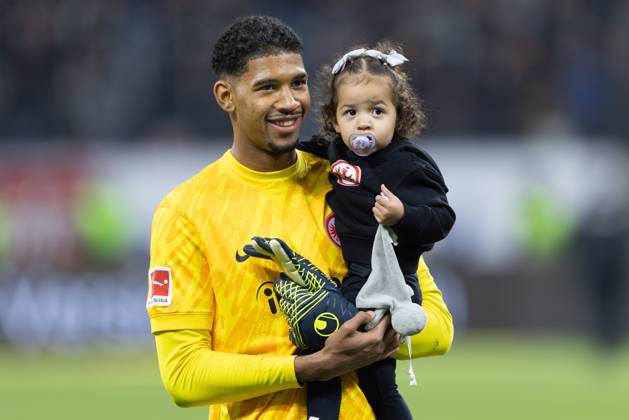 Eintracht Frankfurt - VfB Stuttgart, 1. FBL Torwart Kaua Morais Viera dos Santos, Kaua Santos (Eintracht Frankfurt, 40) mit Tochter Luisa. Bundesligaspiel zwischen Eintracht Frankfurt und dem VfB Stuttgart am 29. März 2025 im Deutsche Bank Park in Frankfurt am Main., Frankfurt am Main Hessen Deutschland Deutsche Bank Park