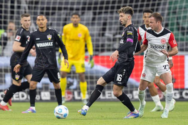 Eintracht Frankfurt - VfB Stuttgart, 1. FBL Atakan Karazor (Stuttgart, 16) vor Mario Götze (Eintracht Frankfurt, 27). Bundesligaspiel zwischen Eintracht Frankfurt und dem VfB Stuttgart am 29. März 2025 im Deutsche Bank Park in Frankfurt am Main., Frankfurt am Main Hessen Deutschland Deutsche Bank Park