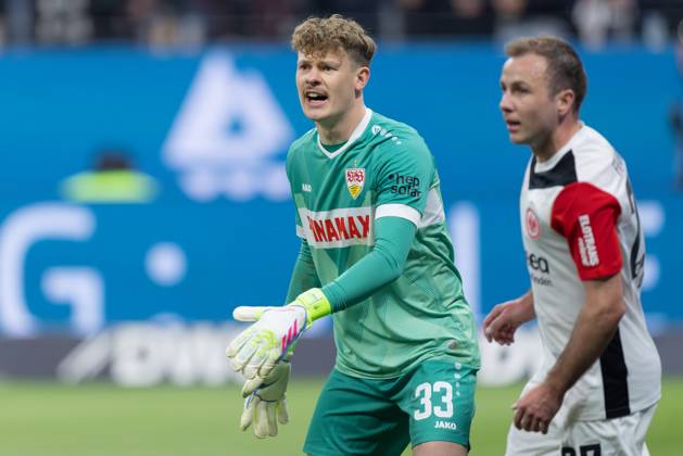 Eintracht Frankfurt - VfB Stuttgart, 1. FBL Torwart Alexander Nübel Nuebel Nubel (Stuttgart, 33) vor Mario Götze (Eintracht Frankfurt, 27). Bundesligaspiel zwischen Eintracht Frankfurt und dem VfB Stuttgart am 29. März 2025 im Deutsche Bank Park in Frankfurt am Main., Frankfurt am Main Hessen Deutschland Deutsche Bank Park