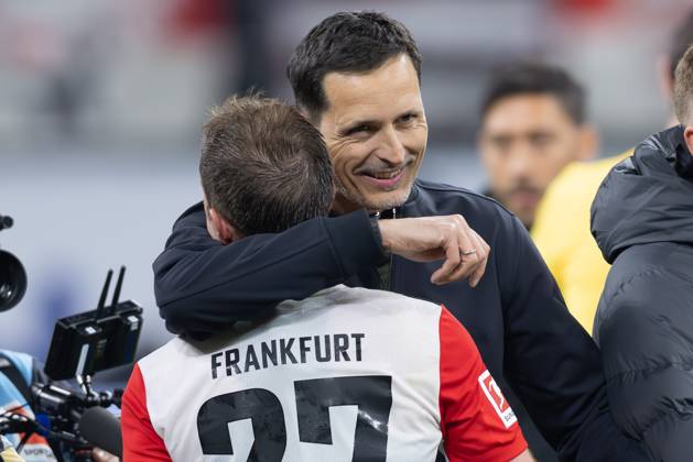 Eintracht Frankfurt - VfB Stuttgart, 1. FBL Trainer Dino Toppmöller (Eintracht Frankfurt) umarmt Mario Götze (Eintracht Frankfurt, 27). Bundesligaspiel zwischen Eintracht Frankfurt und dem VfB Stuttgart am 29. März 2025 im Deutsche Bank Park in Frankfurt am Main., Frankfurt am Main Hessen Deutschland Deutsche Bank Park