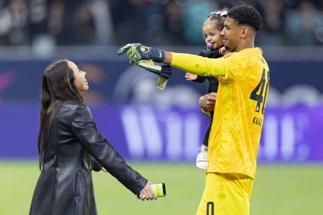 Eintracht Frankfurt - VfB Stuttgart, 1. FBL Torwart Kaua Morais Viera dos Santos, Kaua Santos (Eintracht Frankfurt, 40) mit Frau Marya und Töchterchen Luisa. Bundesligaspiel zwischen Eintracht Frankfurt und dem VfB Stuttgart am 29. März 2025 im Deutsche Bank Park in Frankfurt am Main., Frankfurt am Main Hessen Deutschland Deutsche Bank Park