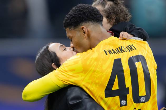 Eintracht Frankfurt - VfB Stuttgart, 1. FBL Torwart Kaua Morais Viera dos Santos, Kaua Santos (Eintracht Frankfurt, 40) mit Frau Marya und Töchterchen Luisa. Bundesligaspiel zwischen Eintracht Frankfurt und dem VfB Stuttgart am 29. März 2025 im Deutsche Bank Park in Frankfurt am Main., Frankfurt am Main Hessen Deutschland Deutsche Bank Park