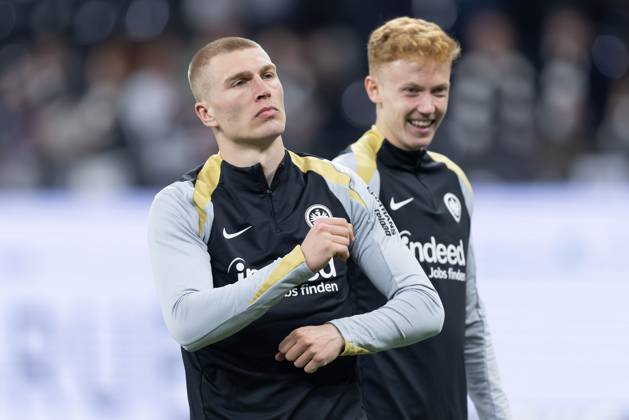 Eintracht Frankfurt - VfB Stuttgart, 1. FBL Rasmus Kristensen (Eintracht Frankfurt, 13), dahinter Hugo Larsson (Eintracht Frankfurt, 16). Bundesligaspiel zwischen Eintracht Frankfurt und dem VfB Stuttgart am 29. März 2025 im Deutsche Bank Park in Frankfurt am Main., Frankfurt am Main Hessen Deutschland Deutsche Bank Park