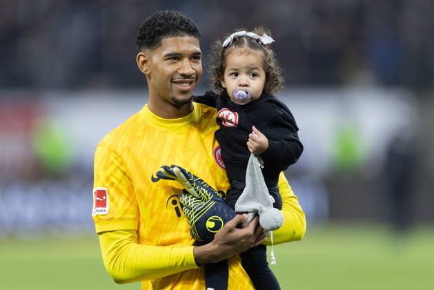 Eintracht Frankfurt - VfB Stuttgart, 1. FBL Torwart Kaua Morais Viera dos Santos, Kaua Santos (Eintracht Frankfurt, 40) mit Tochter Luisa. Bundesligaspiel zwischen Eintracht Frankfurt und dem VfB Stuttgart am 29. März 2025 im Deutsche Bank Park in Frankfurt am Main., Frankfurt am Main Hessen Deutschland Deutsche Bank Park