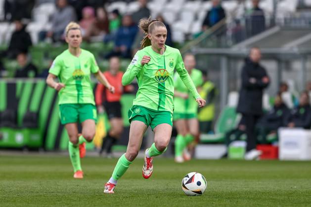 v.li.: Vivien Endemann (VfL Wolfsburg, 25) am Ball, Einzelbild, Ganzkörper, Aktion, Action, Spielszene, DIE DFB-RICHTLINIEN UNTERSAGEN JEGLICHE NUTZUNG VON FOTOS ALS SEQUENZBILDER UND ODER VIDEOÄHNLICHE FOTOSTRECKEN. DFB REGULATIONS PROHIBIT ANY USE OF PHOTOGRAPHS AS IMAGE SEQUENCES AND OR QUASI-VIDEO., 30.03.2025, Wolfsburg (Deutschland), Fussball, Google Pixel Frauen-Bundesliga, VfL Wolfsburg - SGS Essen