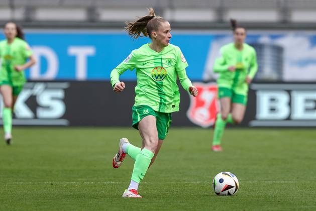 v.li.: Vivien Endemann (VfL Wolfsburg, 25) am Ball, Einzelbild, Ganzkörper, Aktion, Action, Spielszene, DIE DFB-RICHTLINIEN UNTERSAGEN JEGLICHE NUTZUNG VON FOTOS ALS SEQUENZBILDER UND ODER VIDEOÄHNLICHE FOTOSTRECKEN. DFB REGULATIONS PROHIBIT ANY USE OF PHOTOGRAPHS AS IMAGE SEQUENCES AND OR QUASI-VIDEO., 30.03.2025, Wolfsburg (Deutschland), Fussball, Google Pixel Frauen-Bundesliga, VfL Wolfsburg - SGS Essen