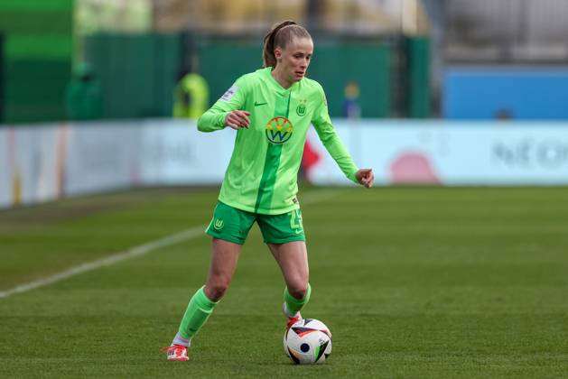 v.li.: Vivien Endemann (VfL Wolfsburg, 25) am Ball, Freisteller, Einzelbild, Ganzkörper, Aktion, Action, Spielszene, DIE DFB-RICHTLINIEN UNTERSAGEN JEGLICHE NUTZUNG VON FOTOS ALS SEQUENZBILDER UND ODER VIDEOÄHNLICHE FOTOSTRECKEN. DFB REGULATIONS PROHIBIT ANY USE OF PHOTOGRAPHS AS IMAGE SEQUENCES AND OR QUASI-VIDEO., 30.03.2025, Wolfsburg (Deutschland), Fussball, Google Pixel Frauen-Bundesliga, VfL Wolfsburg - SGS Essen