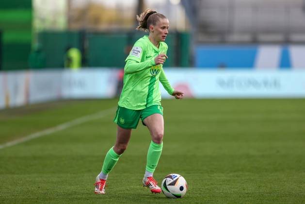 v.li.: Vivien Endemann (VfL Wolfsburg, 25) am Ball, Freisteller, Einzelbild, Ganzkörper, Aktion, Action, Spielszene, DIE DFB-RICHTLINIEN UNTERSAGEN JEGLICHE NUTZUNG VON FOTOS ALS SEQUENZBILDER UND ODER VIDEOÄHNLICHE FOTOSTRECKEN. DFB REGULATIONS PROHIBIT ANY USE OF PHOTOGRAPHS AS IMAGE SEQUENCES AND OR QUASI-VIDEO., 30.03.2025, Wolfsburg (Deutschland), Fussball, Google Pixel Frauen-Bundesliga, VfL Wolfsburg - SGS Essen