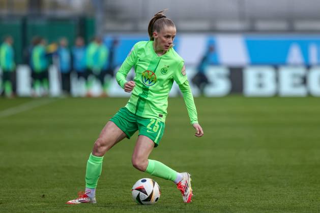 v.li.: Vivien Endemann (VfL Wolfsburg, 25) am Ball, Freisteller, Einzelbild, Ganzkörper, Aktion, Action, Spielszene, DIE DFB-RICHTLINIEN UNTERSAGEN JEGLICHE NUTZUNG VON FOTOS ALS SEQUENZBILDER UND ODER VIDEOÄHNLICHE FOTOSTRECKEN. DFB REGULATIONS PROHIBIT ANY USE OF PHOTOGRAPHS AS IMAGE SEQUENCES AND OR QUASI-VIDEO., 30.03.2025, Wolfsburg (Deutschland), Fussball, Google Pixel Frauen-Bundesliga, VfL Wolfsburg - SGS Essen