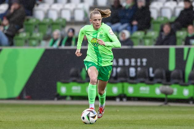 v.li.: Vivien Endemann (VfL Wolfsburg, 25) am Ball, Freisteller, Einzelbild, Ganzkörper, Aktion, Action, Spielszene, DIE DFB-RICHTLINIEN UNTERSAGEN JEGLICHE NUTZUNG VON FOTOS ALS SEQUENZBILDER UND ODER VIDEOÄHNLICHE FOTOSTRECKEN. DFB REGULATIONS PROHIBIT ANY USE OF PHOTOGRAPHS AS IMAGE SEQUENCES AND OR QUASI-VIDEO., 30.03.2025, Wolfsburg (Deutschland), Fussball, Google Pixel Frauen-Bundesliga, VfL Wolfsburg - SGS Essen