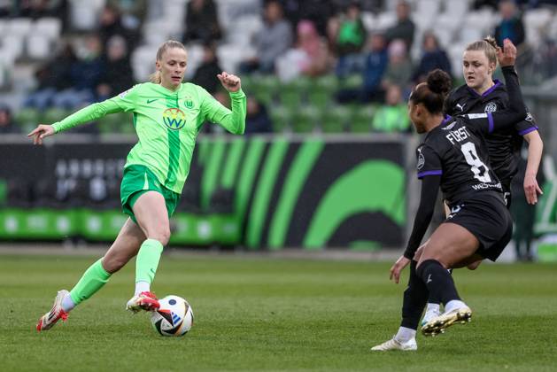 v.li.: Vivien Endemann (VfL Wolfsburg, 25) am Ball, Einzelbild, Ganzkörper, Aktion, Action, Spielszene, Vanessa Fürst (SGS Essen, 8) und Paula Flach (SGS Essen, 5), DIE DFB-RICHTLINIEN UNTERSAGEN JEGLICHE NUTZUNG VON FOTOS ALS SEQUENZBILDER UND ODER VIDEOÄHNLICHE FOTOSTRECKEN. DFB REGULATIONS PROHIBIT ANY USE OF PHOTOGRAPHS AS IMAGE SEQUENCES AND OR QUASI-VIDEO., 30.03.2025, Wolfsburg (Deutschland), Fussball, Google Pixel Frauen-Bundesliga, VfL Wolfsburg - SGS Essen
