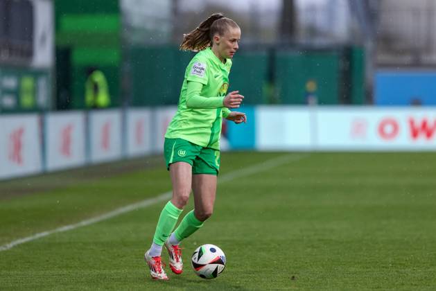 v.li.: Vivien Endemann (VfL Wolfsburg, 25) am Ball, Freisteller, Einzelbild, Ganzkörper, Aktion, Action, Spielszene, DIE DFB-RICHTLINIEN UNTERSAGEN JEGLICHE NUTZUNG VON FOTOS ALS SEQUENZBILDER UND ODER VIDEOÄHNLICHE FOTOSTRECKEN. DFB REGULATIONS PROHIBIT ANY USE OF PHOTOGRAPHS AS IMAGE SEQUENCES AND OR QUASI-VIDEO., 30.03.2025, Wolfsburg (Deutschland), Fussball, Google Pixel Frauen-Bundesliga, VfL Wolfsburg - SGS Essen