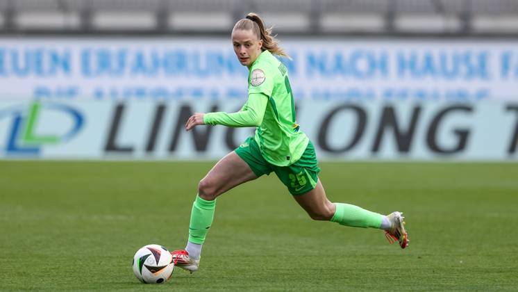 v.li.: Vivien Endemann (VfL Wolfsburg, 25) am Ball, Freisteller, Einzelbild, Ganzkörper, Aktion, Action, Spielszene, DIE DFB-RICHTLINIEN UNTERSAGEN JEGLICHE NUTZUNG VON FOTOS ALS SEQUENZBILDER UND ODER VIDEOÄHNLICHE FOTOSTRECKEN. DFB REGULATIONS PROHIBIT ANY USE OF PHOTOGRAPHS AS IMAGE SEQUENCES AND OR QUASI-VIDEO., 30.03.2025, Wolfsburg (Deutschland), Fussball, Google Pixel Frauen-Bundesliga, VfL Wolfsburg - SGS Essen