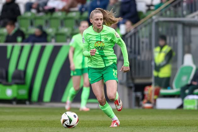 v.li.: Vivien Endemann (VfL Wolfsburg, 25) am Ball, Einzelbild, Ganzkörper, Aktion, Action, Spielszene, DIE DFB-RICHTLINIEN UNTERSAGEN JEGLICHE NUTZUNG VON FOTOS ALS SEQUENZBILDER UND ODER VIDEOÄHNLICHE FOTOSTRECKEN. DFB REGULATIONS PROHIBIT ANY USE OF PHOTOGRAPHS AS IMAGE SEQUENCES AND OR QUASI-VIDEO., 30.03.2025, Wolfsburg (Deutschland), Fussball, Google Pixel Frauen-Bundesliga, VfL Wolfsburg - SGS Essen