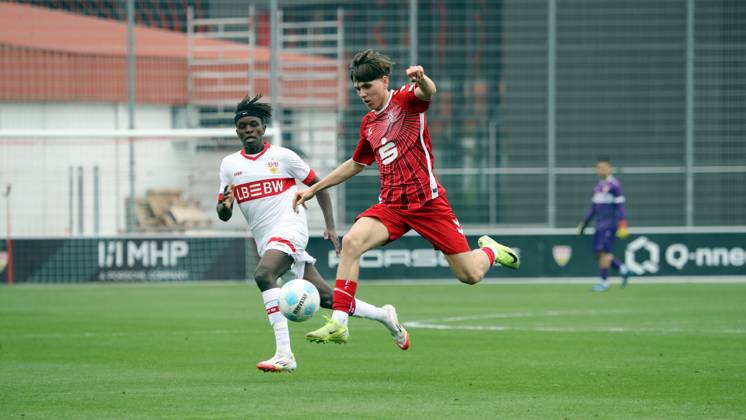 29.03.25 U17, U 17 VfB Stuttgart - U17 1. FC Köln Deutschland, Stuttgart, 29.03.2025, Fussball, U17-DFB-Nachwuchsliga, U17 VfB Stuttgart - U17 1. FC Köln (0:1): v.l. Neo Jeggle (VfB Stuttgart), Johannes Fritz (1. FC Köln).