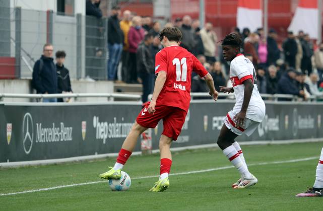 29.03.25 U17, U 17 VfB Stuttgart - U17 1. FC Köln Deutschland, Stuttgart, 29.03.2025, Fussball, U17-DFB-Nachwuchsliga, U17 VfB Stuttgart - U17 1. FC Köln (0:1): v.l. Johannes Fritz (1. FC Köln), Neo Jeggle (VfB Stuttgart).