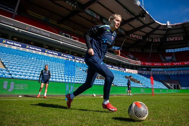 250402 Ada Hegerberg of the Norwegian women s national football team during a training session on April 2, 2025 in Oslo. Photo: Vegard Grott BILDBYRAN kod VG VG0738 bbeng fotboll football soccer fotball norge norway women dam nations league träning practice training trening Copyright: VEGARDxGRoTT BB250402VG010