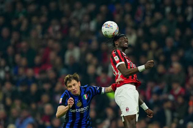 Inter MilanÕs Nicolo Barella . fights for the ball with AC Milan s Tammy Abraham during the Italy Cup Frecciarossa soccer match between Milan and Inter at San Siro Stadium in Milan , North Italy - Wednesday April 02 , 2025 . - Soccer . Copyright: xSpada LaPressex