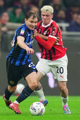 Inter MilanÕs Nicolo Barella fights for the ball withAC Milan s Alex Jimenez during the Italy Cup Frecciarossa soccer match between Milan and Inter at San Siro Stadium in Milan , North Italy - Wednesday April 02 , 2025 . - Soccer . Copyright: xSpada LaPressex