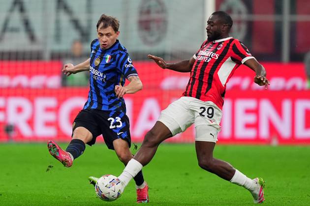 Inter MilanÕs Nicolo Barella . fights for the ball with AC Milan s Youssouf Fofana during the Italy Cup Frecciarossa soccer match between Milan and Inter at San Siro Stadium in Milan , North Italy - Wednesday April 02 , 2025 . - Soccer . Copyright: xSpada LaPressex