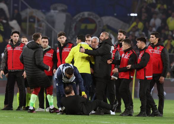 Mourinho grabs Galatasaray manager s nose after Fenerbahce defeat in Istanbul Fenerbahce v Galatasaray during the Turkish Cup, Quarter Final at Sukru Saracoglu, in Istanbul, Turkey, on April 2, 2025 . Fenerbahce coach Jose Mourinho reacts as Fenerbahce and Galatasaray players clash. A mass scuffle had broken out between both sets of players, with the referee sending three players off, two from Galatasaray, and after the final whistle Mourinho appeared to pinch Okan Buruk s nose who then fell dramatically to the ground. Photo by Murat Akbas DIA Images ABACAPRESS.COM Istanbul Turkey  Copyright: xDIAxImages ABACAx