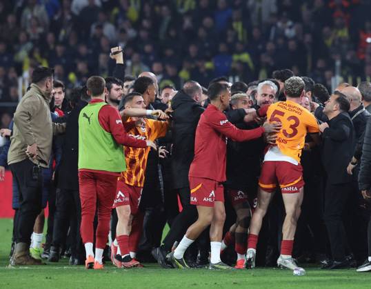 Mourinho grabs Galatasaray manager s nose after Fenerbahce defeat in Istanbul Fenerbahce v Galatasaray during the Turkish Cup, Quarter Final at Sukru Saracoglu, in Istanbul, Turkey, on April 2, 2025 . Fenerbahce coach Jose Mourinho reacts as Fenerbahce and Galatasaray players clash. A mass scuffle had broken out between both sets of players, with the referee sending three players off, two from Galatasaray, and after the final whistle Mourinho appeared to pinch Okan Buruk s nose who then fell dramatically to the ground. Photo by Murat Akbas DIA Images ABACAPRESS.COM Istanbul Turkey  Copyright: xDIAxImages ABACAx