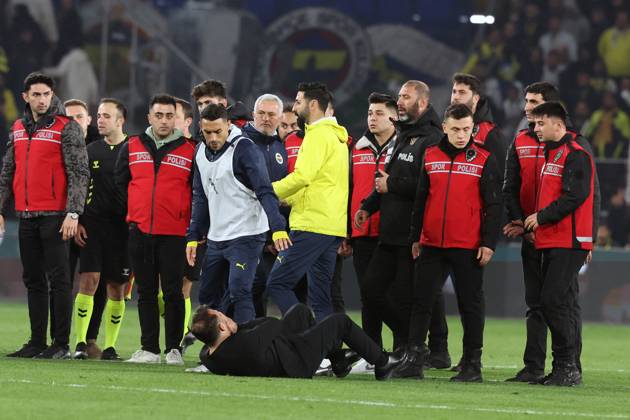 Mourinho grabs Galatasaray manager s nose after Fenerbahce defeat in Istanbul Fenerbahce v Galatasaray during the Turkish Cup, Quarter Final at Sukru Saracoglu, in Istanbul, Turkey, on April 2, 2025 . Fenerbahce coach Jose Mourinho reacts as Fenerbahce and Galatasaray players clash. A mass scuffle had broken out between both sets of players, with the referee sending three players off, two from Galatasaray, and after the final whistle Mourinho appeared to pinch Okan Buruk s nose who then fell dramatically to the ground. Photo by Murat Akbas DIA Images ABACAPRESS.COM Istanbul Turkey  Copyright: xDIAxImages ABACAx