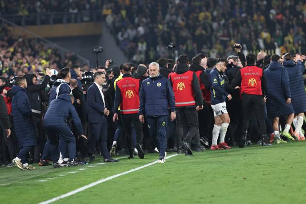 Mourinho grabs Galatasaray manager s nose after Fenerbahce defeat in Istanbul Fenerbahce v Galatasaray during the Turkish Cup, Quarter Final at Sukru Saracoglu, in Istanbul, Turkey, on April 2, 2025 . Fenerbahce coach Jose Mourinho reacts as Fenerbahce and Galatasaray players clash. A mass scuffle had broken out between both sets of players, with the referee sending three players off, two from Galatasaray, and after the final whistle Mourinho appeared to pinch Okan Buruk s nose who then fell dramatically to the ground. Photo by Yusuf Dursun DIA Images ABACAPRESS.COM Istanbul Turkey  Copyright: xDIAxImages ABACAx